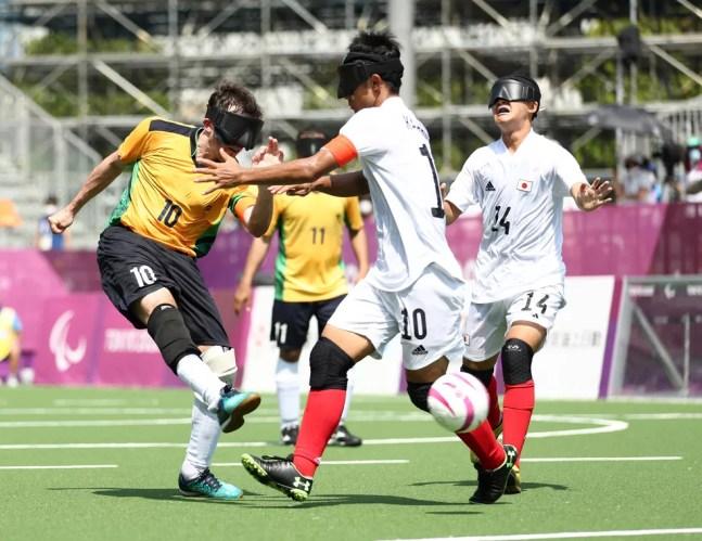 Ricardinho (esq.) chuta para marcar um de seus dois gols — Foto: REUTERS/Lisi Niesner