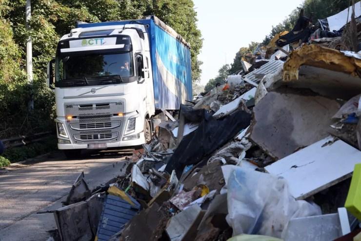 Lixo retirado após enchentes na Bélgica é enfileirado em rodovia, foto de 3 de setembro de 2021 — Foto: François Walschaerts/AFP
