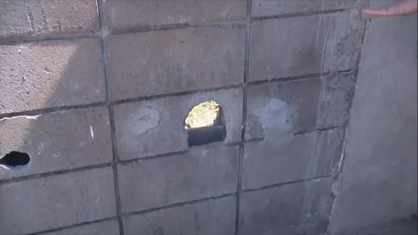 Buracos feitos pelos criminosos para que entrassem dentro da Unidade (Foto: Reprodução/TV TEM)
