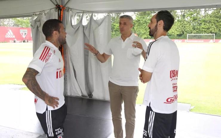 Crespo conversa com Daniel Alves e Juanfran no São Paulo — Foto: Reprodução/Twitter