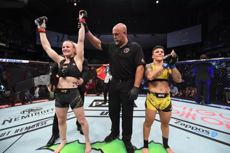 Jéssica Bate-Estaca (dir.) aplaude o anúncio da vitória de Valentina Shevchenko (esq.) no UFC 261 — Foto: Getty Images