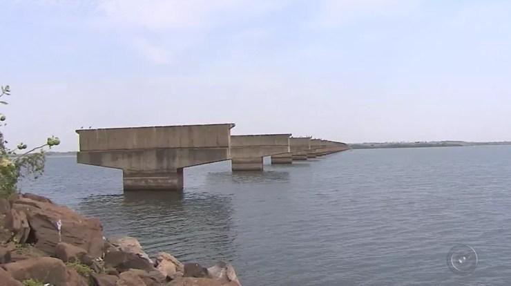 Pescador morreu após barco virar no rio Tietê, em Araçatuba (Foto: Reprodução/TV TEM)