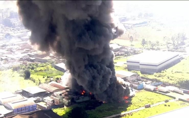 Fumaça de incêndio em fábrica em Guarulhos (Foto: Reprodução/TV Globo)