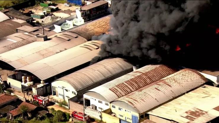 Incêndio em indústria química em Guarulhos (Foto: reprodução/Globo News)
