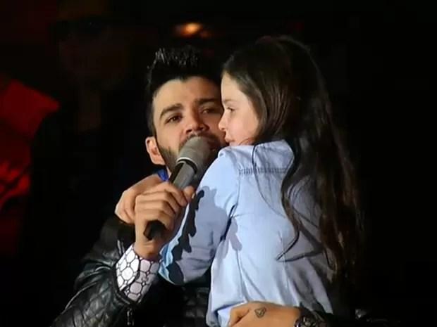 Gusttavo Lima levou a pequena Maria Eduarda para o palco em Barretos (Foto: Reprodução)