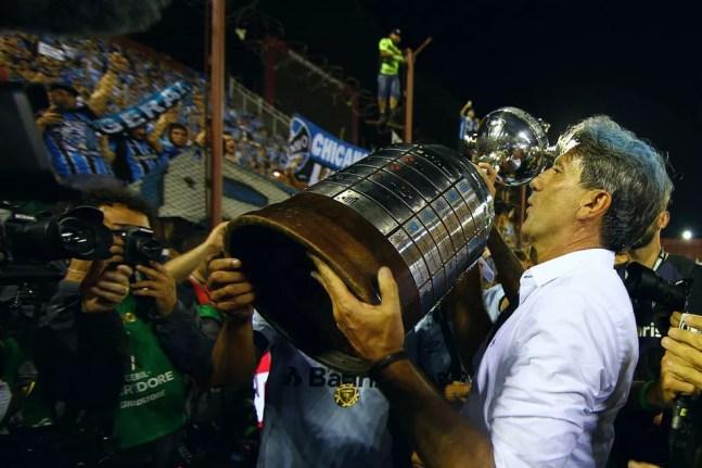 Renato ergue a taça da Libertadores  — Foto: Lucas Uebel / Grêmio, DVG