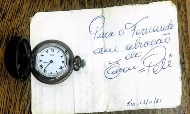 Anos depois de presentear engenheiro do Maracanã com relógio, Pelé autografou a lembrança — Foto: Arquivo pessoal