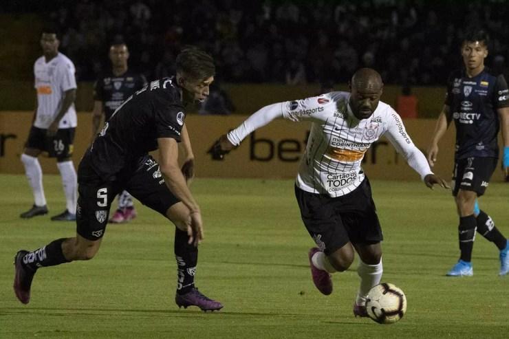 Vagner Love em ação na partida entre Corinthians e Independiente del Valle — Foto: Daniel Augusto Jr/Ag.Corinthians