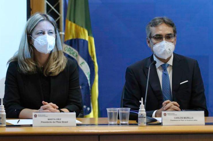 Os presidentes da Pfizer do Brasil, Marta Diez e da América Latina, Carlos Murillo, durante anúncio à imprensa, sobre a produção de vacinas no Brasil