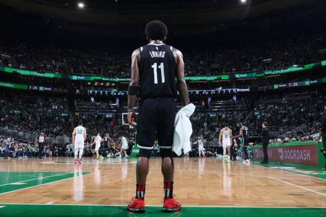 Kyrie Irving encara o TD Garden lotado de torcedores do Boston Celtics — Foto: Nathaniel S. Butler/NBAE via Getty Images