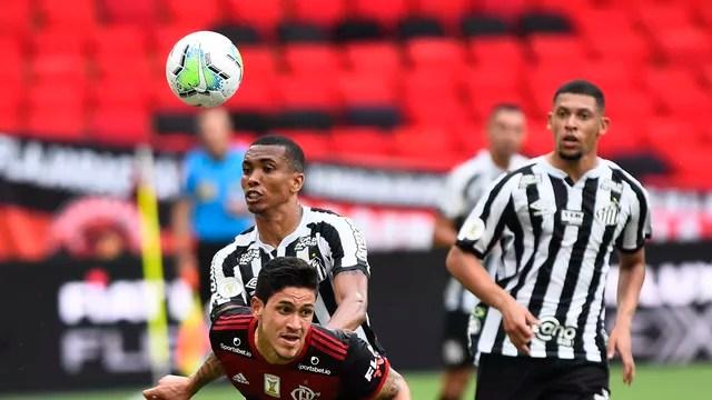 Pedro e Madson brigam pela bola no jogo entre Flamengo e Santos
