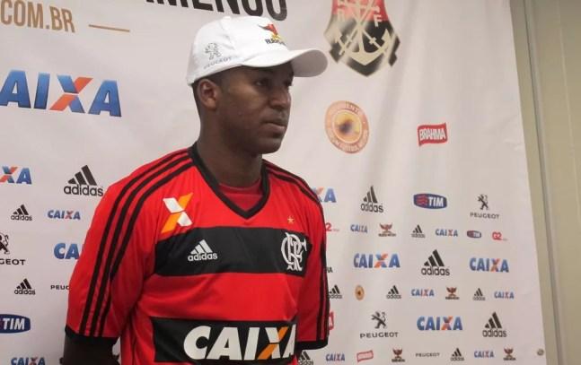 Erazo apresentado como reforço no Flamengo — Foto: Thales Soares