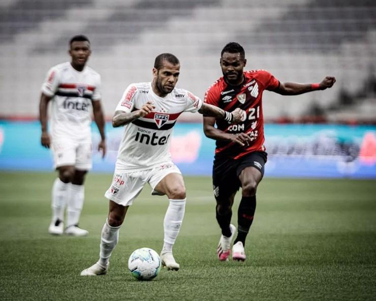 Daniel Alves, do São Paulo, em jogo contra o Athletico — Foto: Matheus Sebenello/NeoPhoto