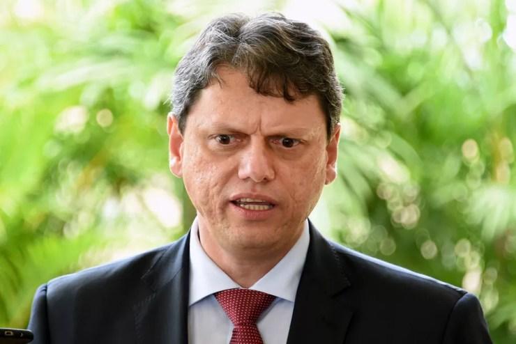 O futuro ministro da Infraestrutura, Tarcísio Freitas, é apresentado por Bolsonaro em Brasília, na terça-feira (27) — Foto: Evaristo Sá/AFP