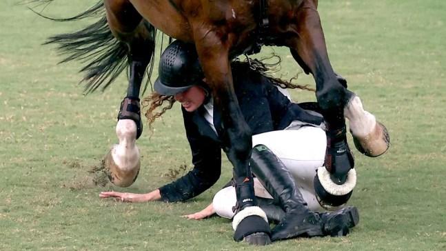 Ieda Guimarães, do Brasil, sofre queda feia do cavalo durante d — Foto: REUTERS/Ivan Alvarado