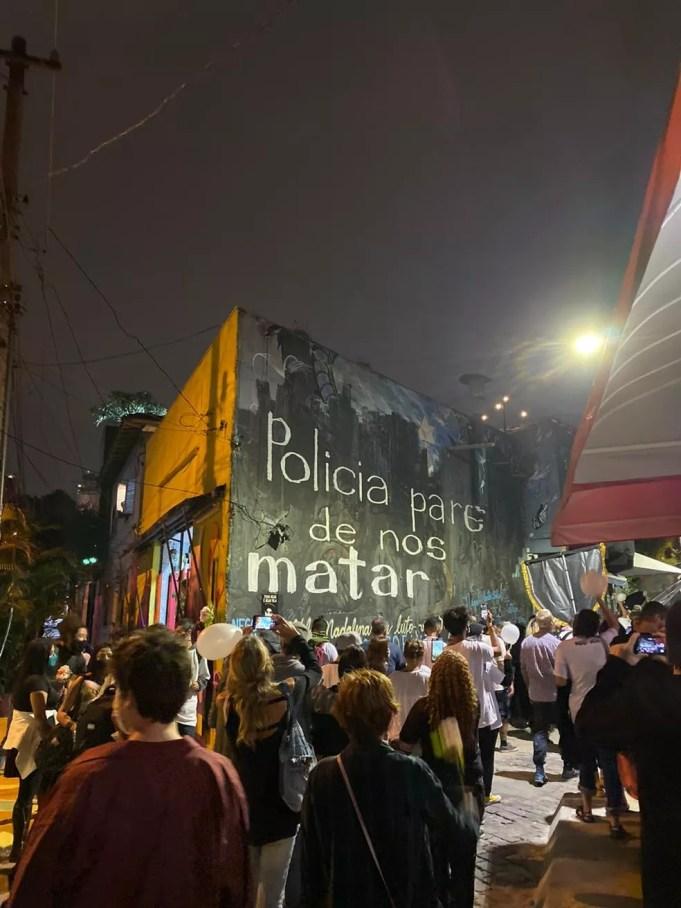 'Polícia, pare de nos matar', diz frase escrita durante ato em homenagem a NegoVila — Foto: Arquivo pessoal