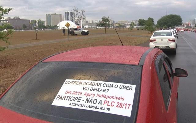 Motoristas por aplicativo de celular protestam na Esplanada dos Ministério contra projeto de lei nº 28/2017 (Foto: TV Globo/Reprodução)