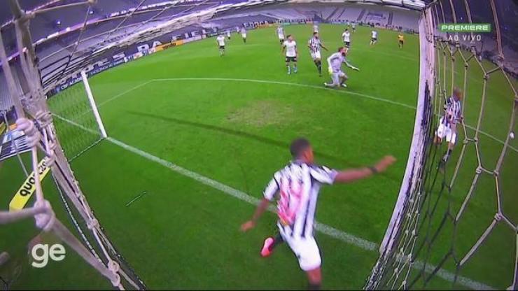 Aos 35 min do 2º tempo - finalização certa de Jô do Corinthians contra o Atlético-MG