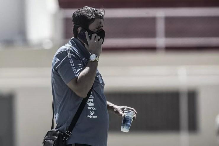 Jorge Andrade, gerente de futebol do Santos, ao telefone — Foto: Ivan Storti / Santos FC