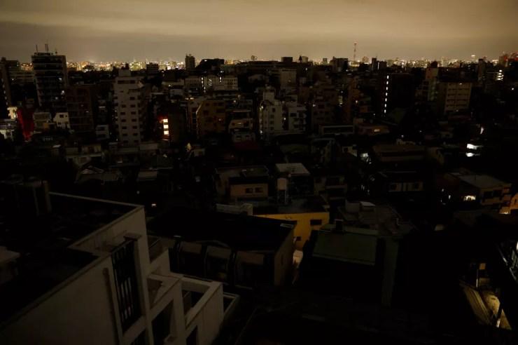 Uma área inteira de Tóquio ficou na escuridão após o terremoto — Foto: Issei Kato/ Reuters 