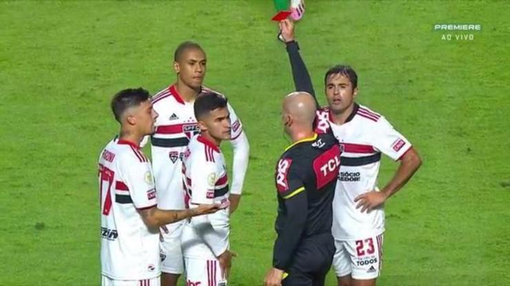 Aos 41 do 1º tempo - após revisão do VAR, Rodrigo Nestor, do São Paulo, é expulso, contra a Chapecoense