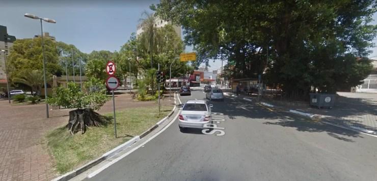 Acidente entre moto e ônibus aconteceu na Praça 9 de Julho em Sorocaba (Foto: Reprodução/Google Street View)