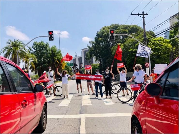 Manifestantes usaram bicicletas e faixa para protestar contra o motorista que atropelou e matou Marina Hakot — Foto: Reprodução/Arquivo pessoal