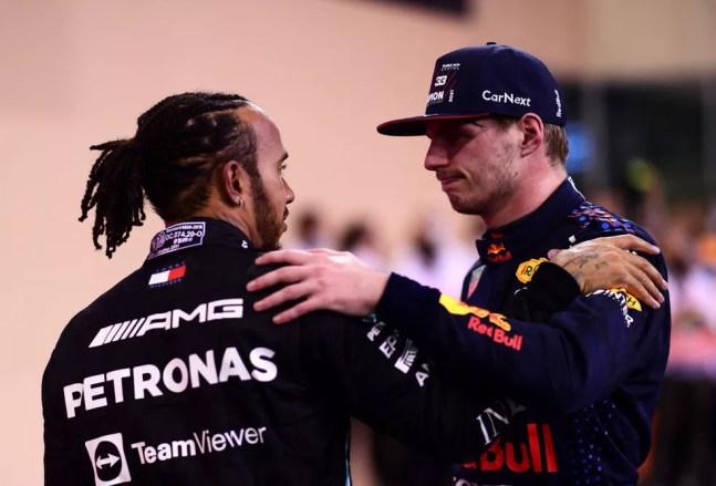 Lewis Hamilton e Max Verstappen se cumprimentam após o GP de Abu Dhabi da F1 — Foto: Mario Renzi - Formula 1/Formula 1 via Getty Images