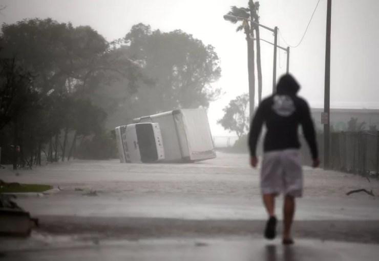 Um caminhão virado é visto enquanto o furacão Irma passa ao sul da Flórida, em Miami (Foto: Carlos Barria/Reuters)