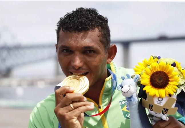 Isaquias Queiroz medalha de ouro no C1 1000m — Foto: André Durão/ge