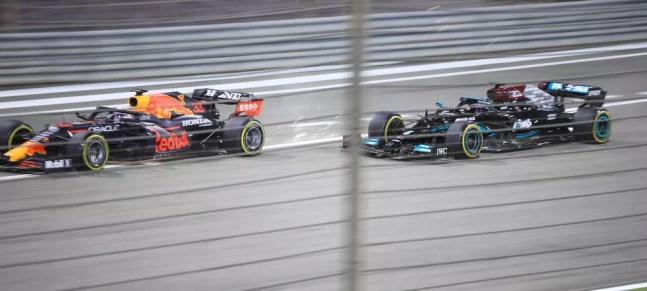 Max Verstappen e Lewis Hamilton disputaram curva a curva nas voltas finais do GP do Bahrein — Foto: Ayman Yaqoob/Anadolu Agency via Getty Images