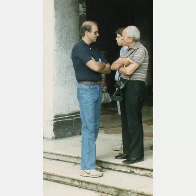 Imagem de 1985 de Joe Biden, que é católico, conversa com o padre Roberto Balducelli em uma viagem à Itália; no fundo está Hunter Biden — Foto: Reprodução/National Archive