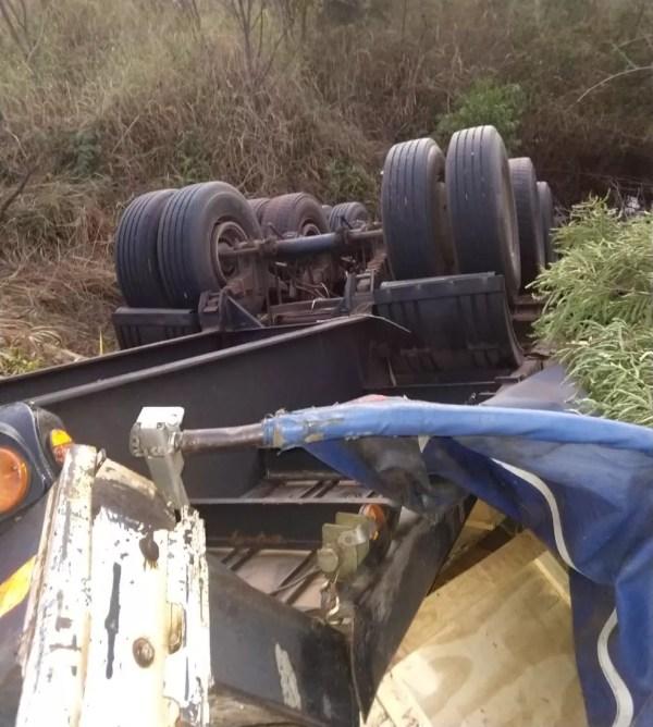 Caminhão cai em córrego às margens da Rodovia Gerson Dourado em Itapura  (Foto: Arquivo pessoal)
