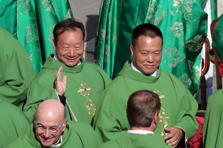Bispos chineses John Baptist Yang Xiaoting e Joseph Guo Jincai participam nesta quarta-feira (3), pela primeira vez, de sínodo no Vaticano — Foto: Tony Gentile/Reuters