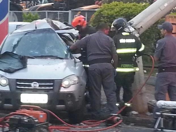Motorista ficou presa às ferragens e foi socorrida por bombeiros (Foto: Pedro Giachetta/Arquivo pessoal)
