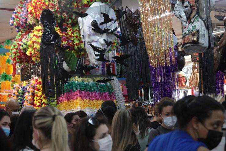 Movimentação na região da 25 de Março em São Paulo (SP), neste sábado (16). Consumidores procuram fantasias para o Halloween — Foto: RENATO S. CERQUEIRA/FUTURA PRESS/ESTADÃO CONTEÚDO