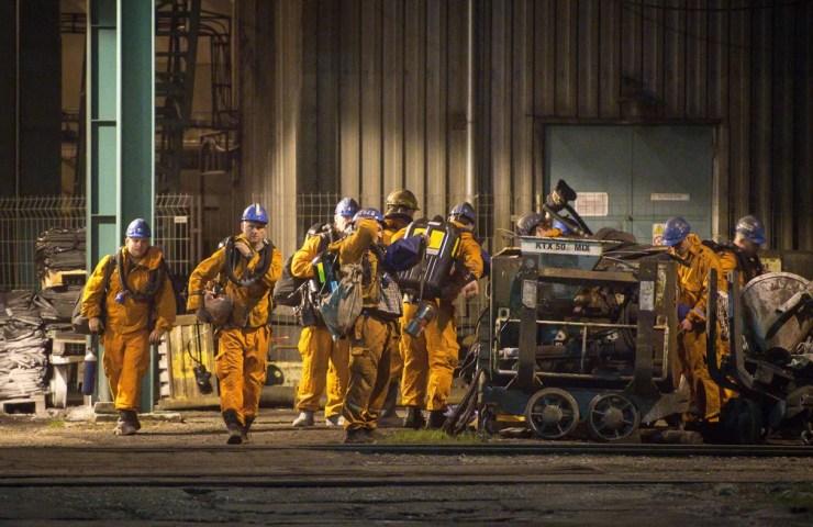 Equipes de resgate chegam a mina que explodiu na República Tcheca — Foto: Stringer/Reuters
