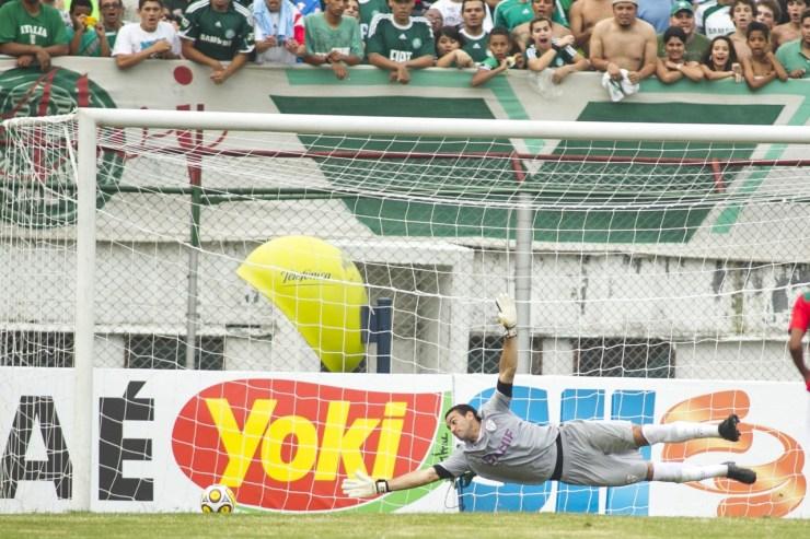 Weverton na Portuguesa, em 2011, em jogo contra o Palmeiras: Barcelusa foi decisiva na ascensão do goleiro - Getty Images