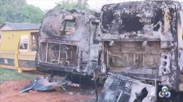Ataques criminosos continuam no interior do Acre com três ônibus escolar incendiados