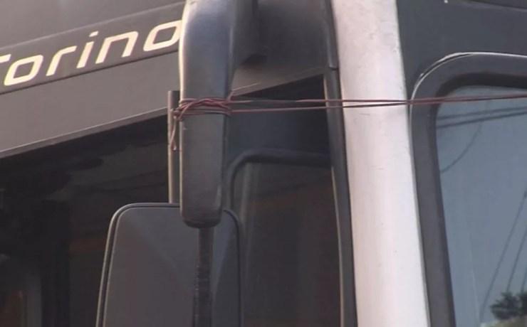 Retrovisor do ônibus em Assis está preso por fios  (Foto: Reprodução / TV TEM )