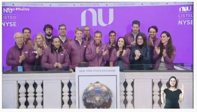 Fundadores e funcionários do Nubank durante abertura do capital da empresa na Bolsa de Valores de Nova York — Foto: Reprodução/Youtube Nubank