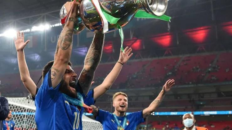 Insigne ergue a taça da Eurocopa após vitória da Itália sobre a Inglaterra na final da Eurocopa