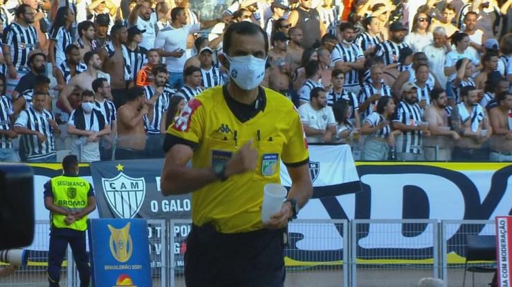 Quarto árbitro com copo plástico jogado no gramado do Mineirão — Foto: Globo