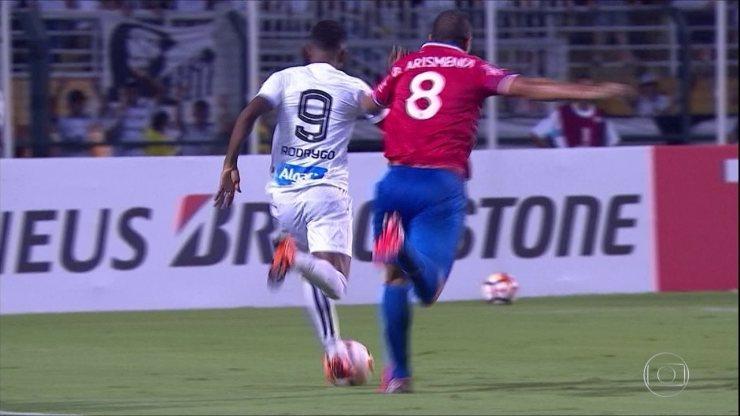Santos vence o Nacional-URU no Pacaembu com primeiro gol de Rodrygo na Libertadores