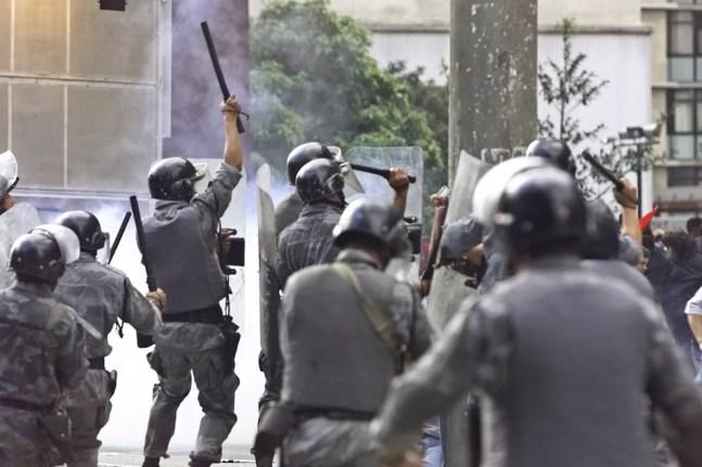 Policia Militar de SP dispara tiros de bala de borracha durante protesto em 2000 no Centro da capital paulista  — Foto: Caio Guatelli 