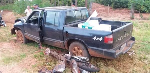 Jovem e motocicleta pararam embaixo de caminhonete e foram arrastados por cerca de 30 metros em Andradina (SP) (Foto: Site Mil Notícias/Divulgação)