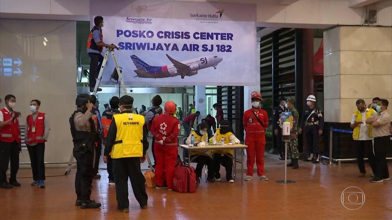 Mergulhadores buscam por sobreviventes em queda de avião na Indonésia
