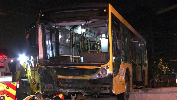 Ônibus foi retirado durante a madrugada  — Foto: Reprodução/TV Globo