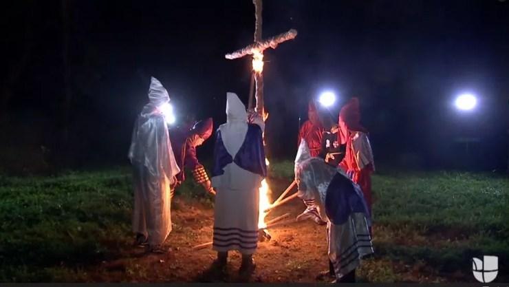 Membros da Ku Klux Klan queimam cruz em reunião ocorrida em 24 de julho na propriedade do líder supremacista Chris Barker; na ocasião, ele ameaçou queimar uma jornalista negra que o entrevistava (Foto: Reprodução/Univision)