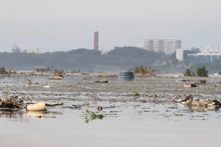 Lixo na Lagoa da Tijuca, na Zona Oeste do Rio — Foto: Mário Moscatelli/ Projeto Olho Verde